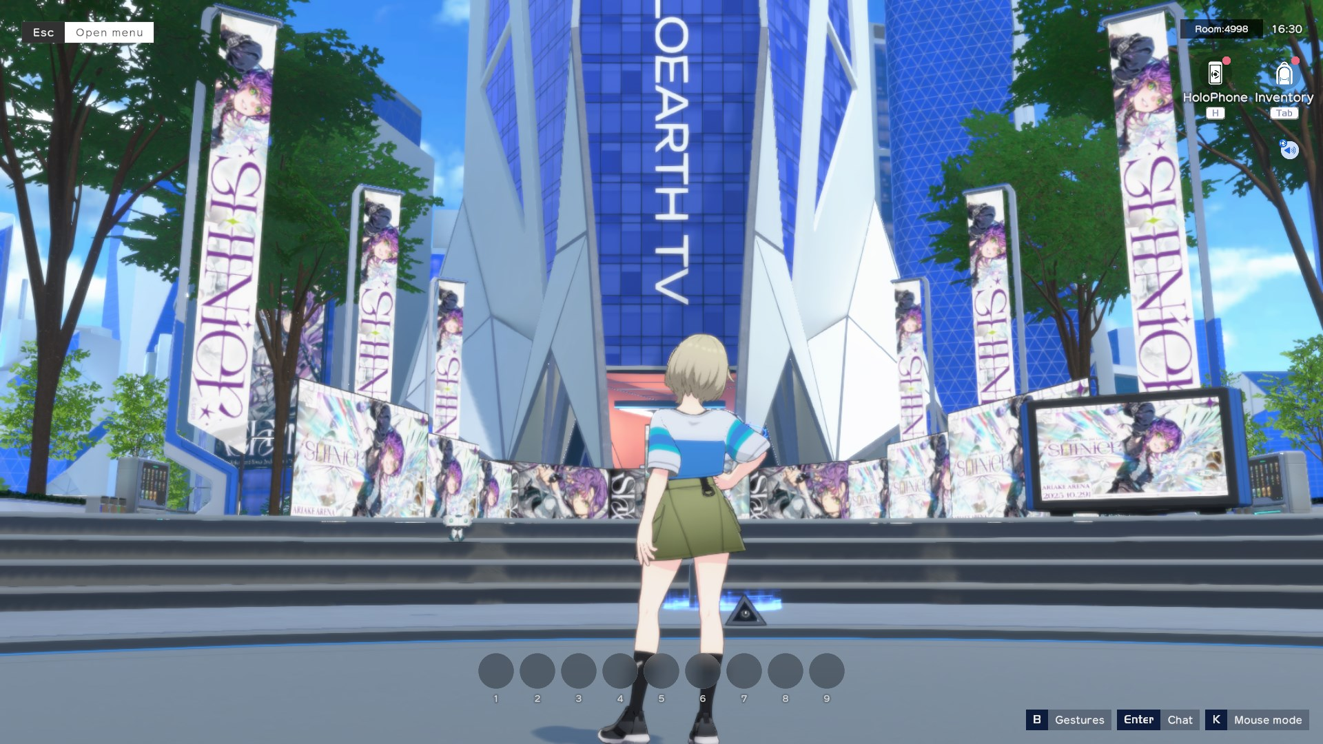 Alternative City 中铺天盖地的 Towa 的广告牌。